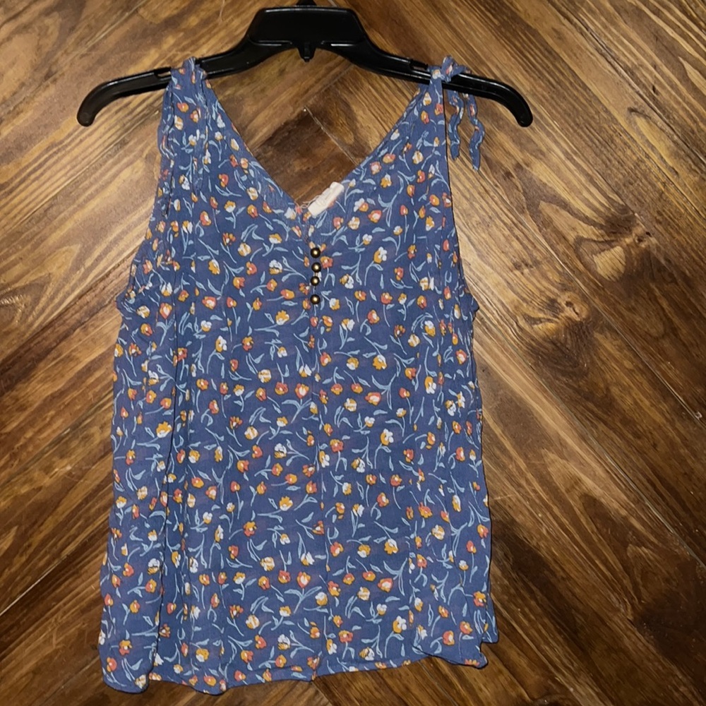 Cute Ana floral top. Size: XL. Color: blue